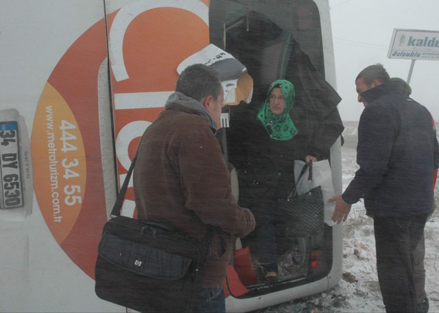 Konyada yolcu otobüs devrildi: 19 yaralı 3