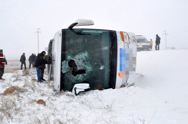 Konyada yolcu otobüs devrildi: 19 yaralı 5