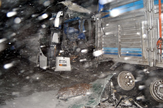 Yolcu otoüsü kamyona çarptı: 1 ölü 1
