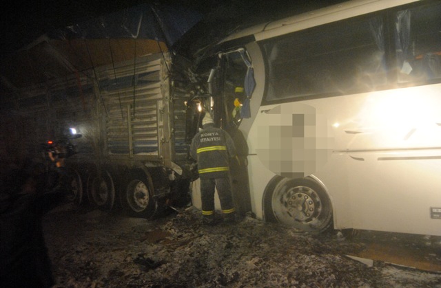 Yolcu otoüsü kamyona çarptı: 1 ölü 2