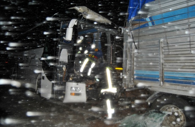 Yolcu otoüsü kamyona çarptı: 1 ölü 3