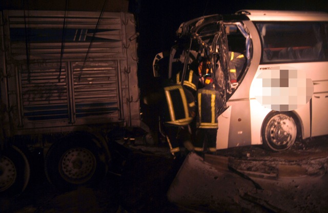 Yolcu otoüsü kamyona çarptı: 1 ölü 5