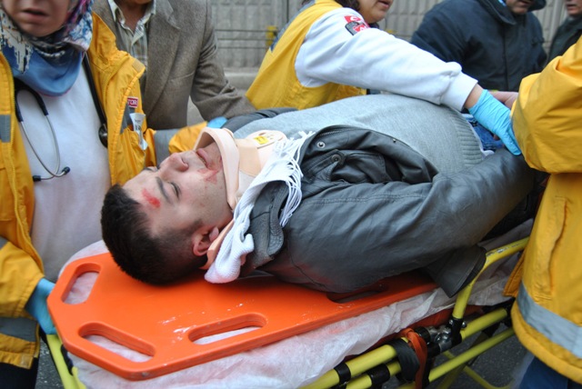 Otomobil alt geçide uçtu 1