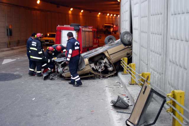 Otomobil alt geçide uçtu 2