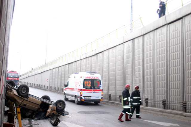 Otomobil alt geçide uçtu 3