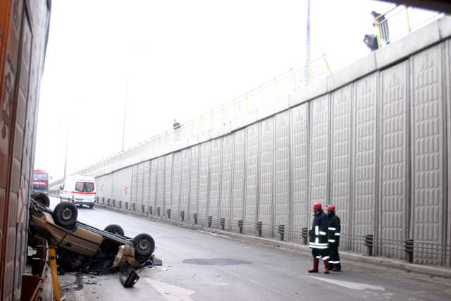 Otomobil alt geçide uçtu 4
