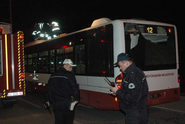 Otomobil çarptı, otobüsün üzerine düştü  2