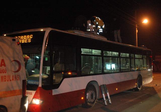 Otomobil çarptı, otobüsün üzerine düştü  4
