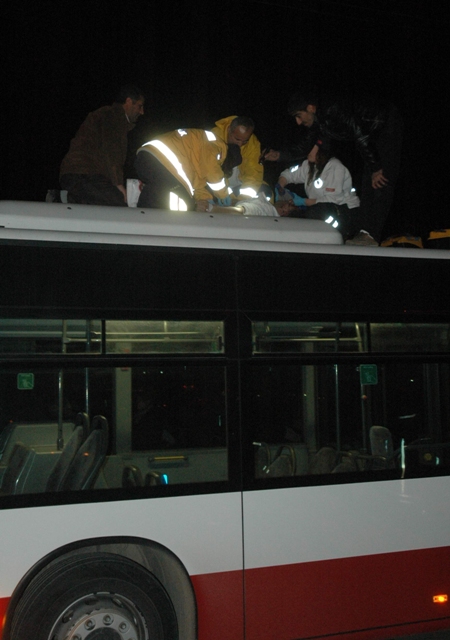 Otomobil çarptı, otobüsün üzerine düştü  5