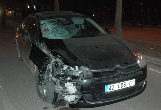 Otomobil çarptı, otobüsün üzerine düştü  6