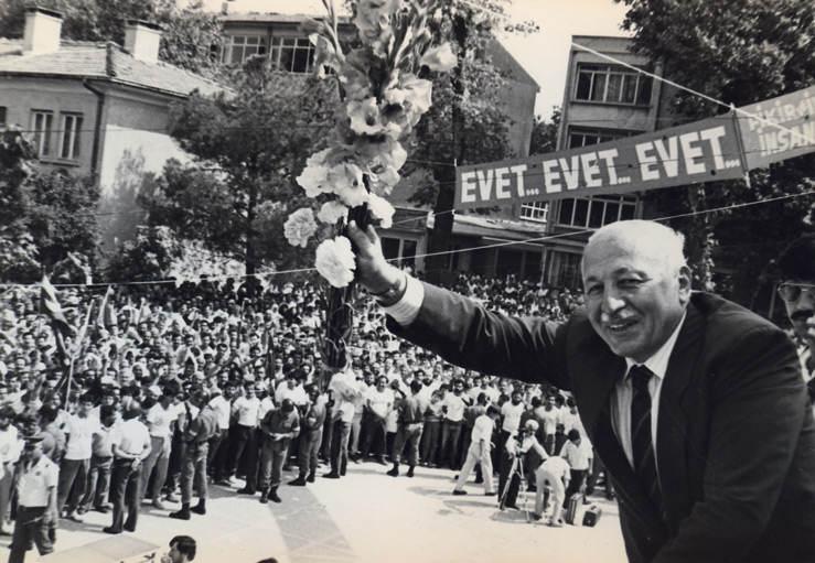 SİYAH-BEYAZ KARELERLE ERBAKAN 16