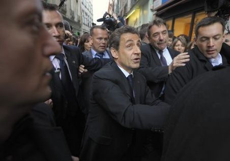 Sarkozyi madara ettiler 10