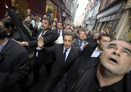 Sarkozyi madara ettiler 11