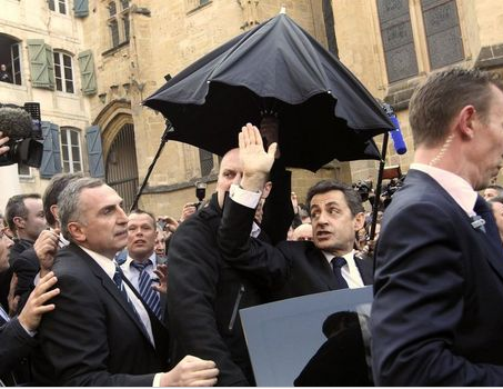 Sarkozyi madara ettiler 4