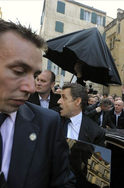 Sarkozyi madara ettiler 5