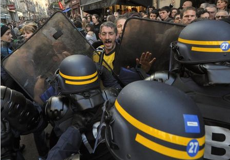 Sarkozyi madara ettiler 9