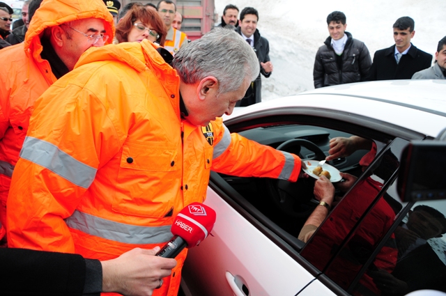 Direksiyona geçti kar temizledi! 1