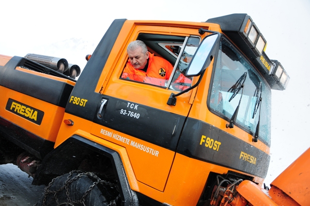 Direksiyona geçti kar temizledi! 2