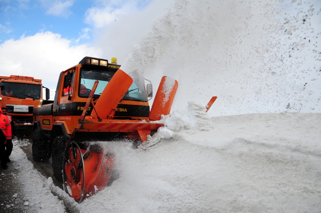 Direksiyona geçti kar temizledi! 3