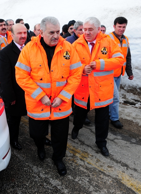 Direksiyona geçti kar temizledi! 4