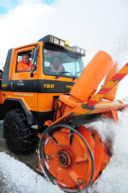 Direksiyona geçti kar temizledi! 5