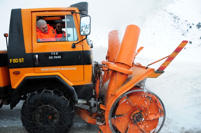 Direksiyona geçti kar temizledi! 6