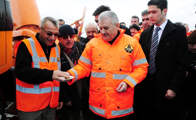 Direksiyona geçti kar temizledi! 7