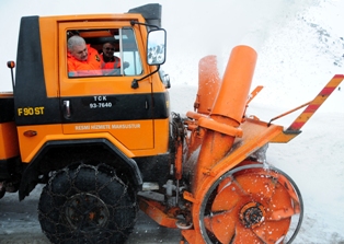 Direksiyona geçti kar temizledi!