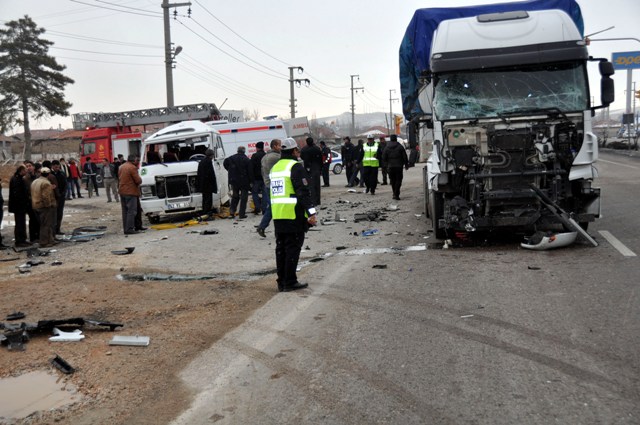 Öğrenci servisi ile tır çarpıştı: 10 yaralı