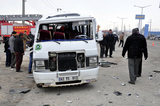 Öğrenci servisi ile tır çarpıştı: 10 yaralı