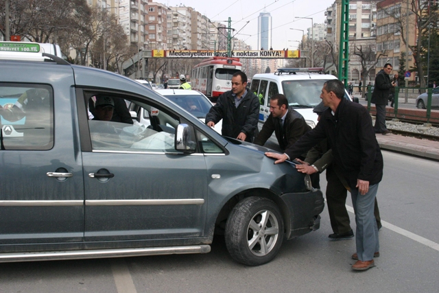 Tramvay yoluna çıktı! 2