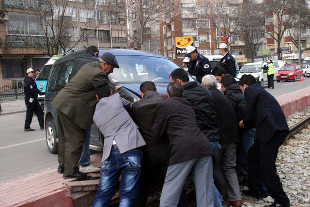 Tramvay yoluna çıktı! 3