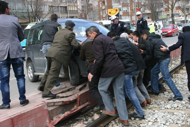 Tramvay yoluna çıktı! 4