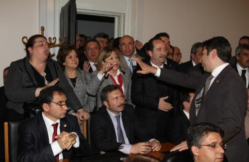Mecliste kızılca kıyamet koptu 10