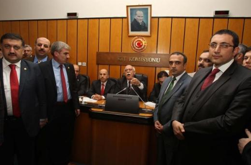 Mecliste kızılca kıyamet koptu 4