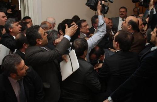 Mecliste kızılca kıyamet koptu 6