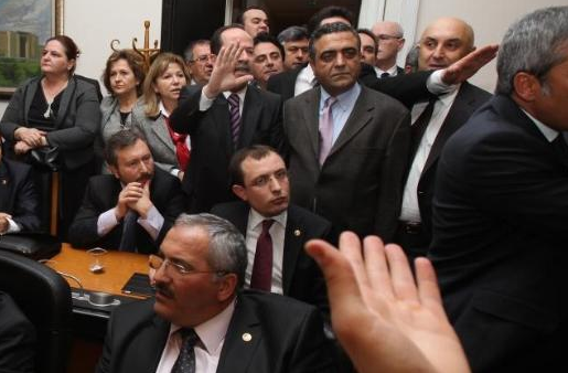 Mecliste kızılca kıyamet koptu 7