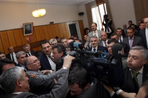 Mecliste kızılca kıyamet koptu 8