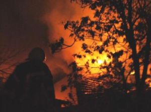 Restore edilen ev alev alev yandı 