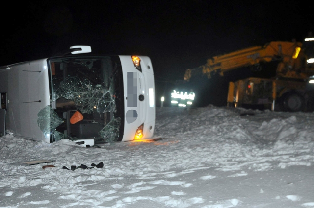 Yolcu otobüsü devrildi: 1 ölü, 25 yaralı  2
