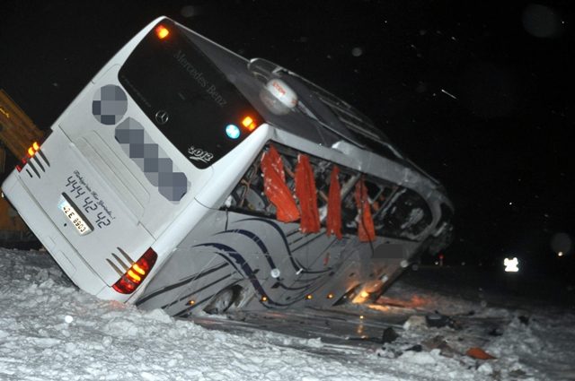 Yolcu otobüsü devrildi: 1 ölü, 25 yaralı  4