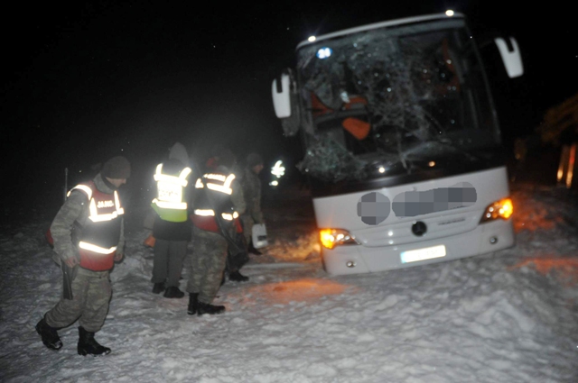 Yolcu otobüsü devrildi: 1 ölü, 25 yaralı  5