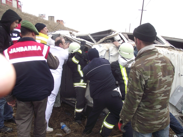 Akşehirde minibüs devrildi: 1 ölü 2