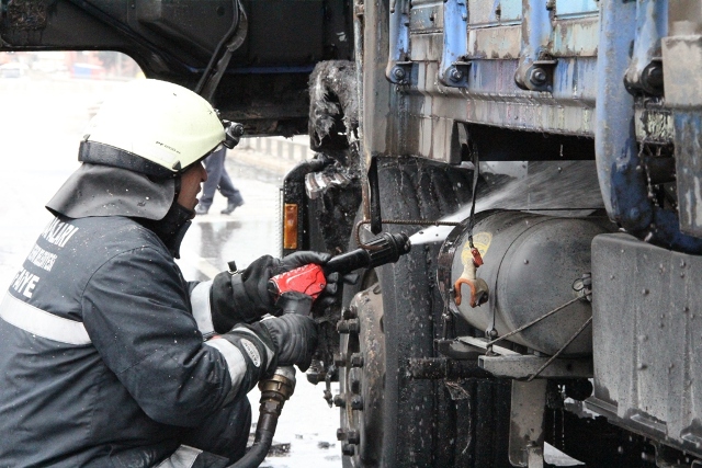 Kömür yüklü kamyon alev aldı 1