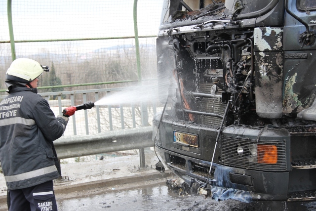 Kömür yüklü kamyon alev aldı 2