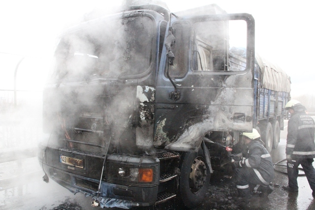 Kömür yüklü kamyon alev aldı 3