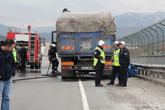 Kömür yüklü kamyon alev aldı 5