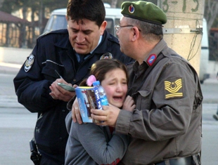 Kazada şoka giren kızı babası teselli etti