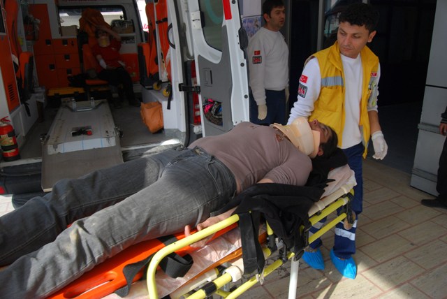 Konyada servis midibüsü vinçle çarpıştı: 12 yaralı 1