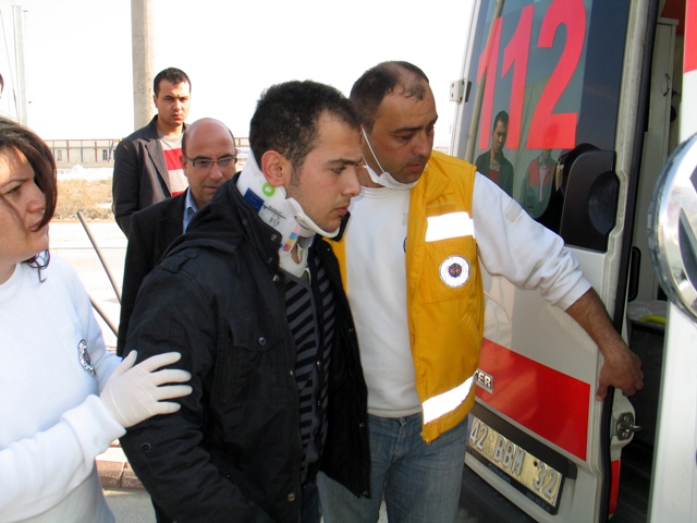 Konyada servis midibüsü vinçle çarpıştı: 12 yaralı 2